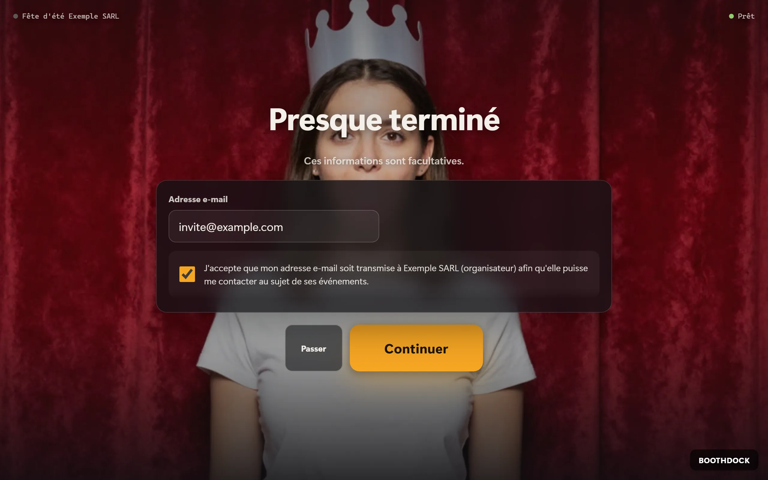 Formulaire de données des invités avec champ e-mail et case facultative pour la transmission