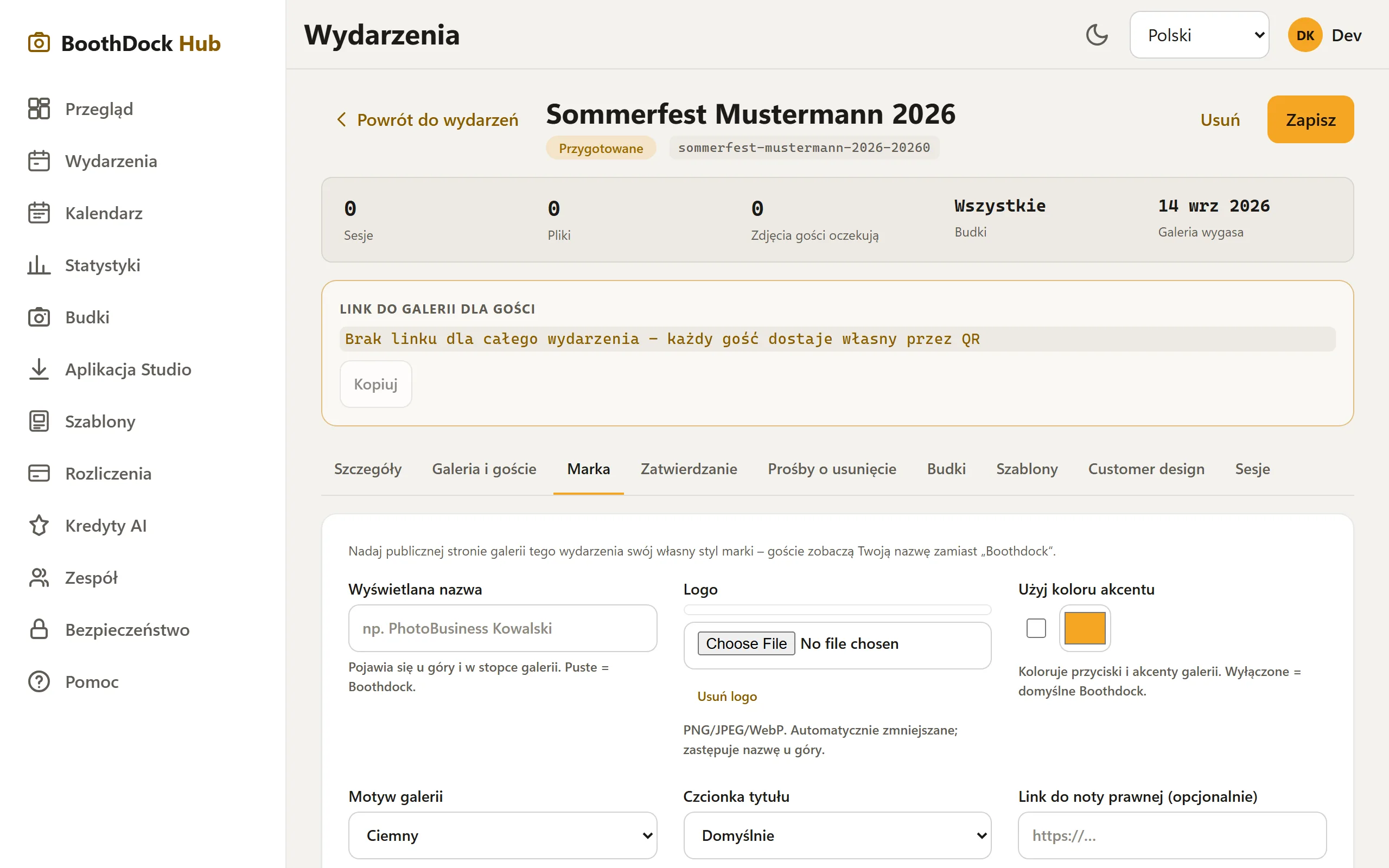 Zakładka „Marka": nazwa wyświetlana, logo, kolor akcentu, motyw i czcionka tytułu