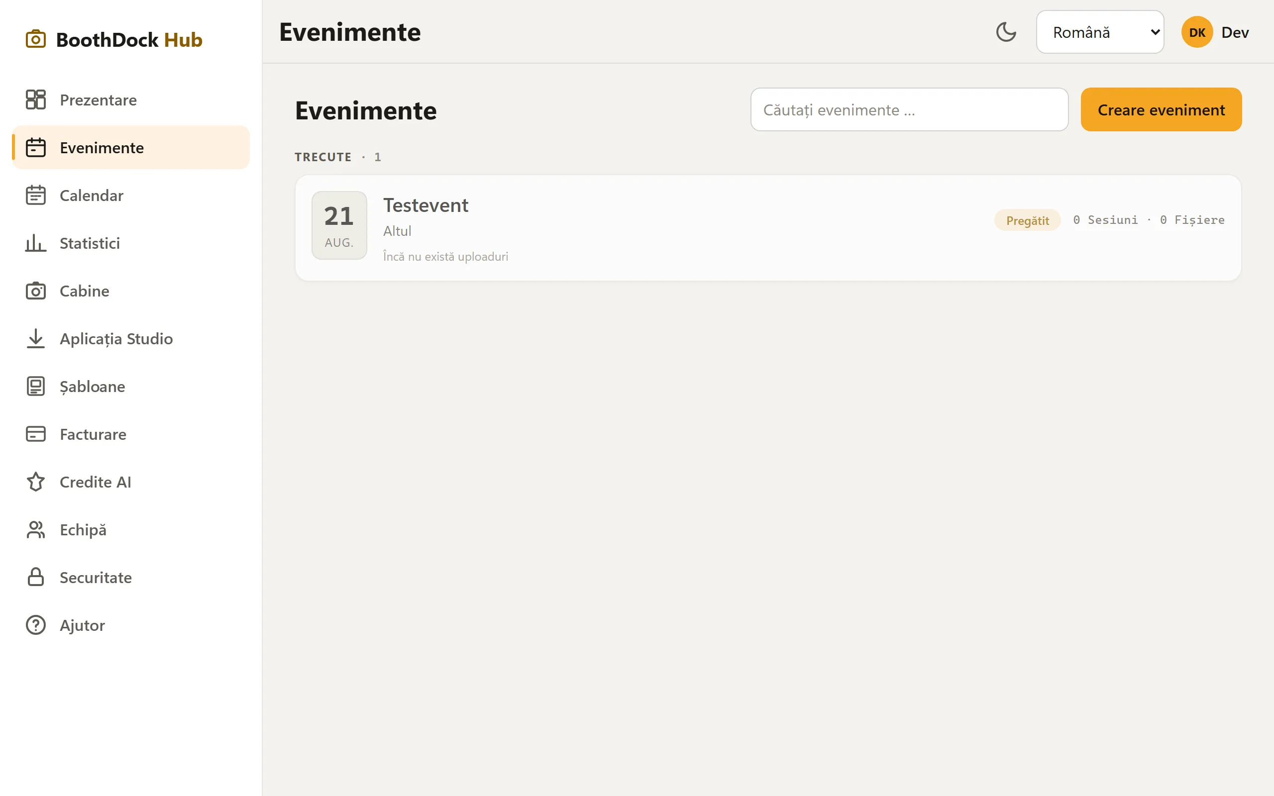 Lista de evenimente din Hub cu bandă de atenție și „Creează eveniment"
